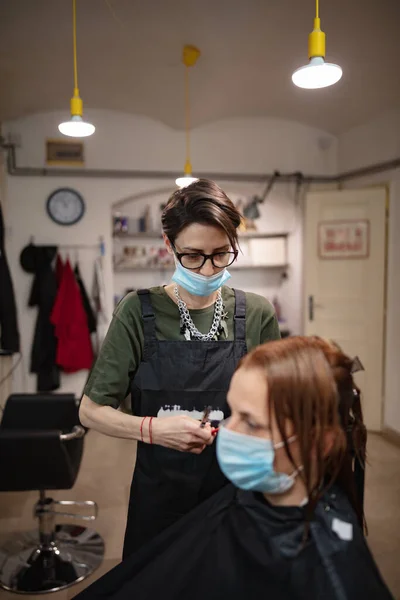 Coiffeur Client Dans Salon Avec Masques Médicaux Pendant Pandémie Virus — Photo