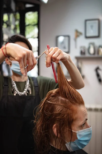 Coiffeur Client Dans Salon Avec Masques Médicaux Pendant Pandémie Virus — Photo