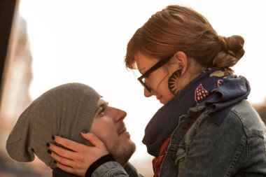 Mutlu gülen çift sokakta eğleniyor..