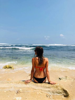 Yazın okyanus / deniz suyunda eğlenen genç bir kadın..