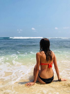 Yazın okyanus / deniz suyunda eğlenen genç bir kadın..