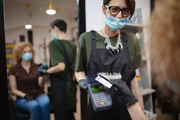 Pagar Con Tarjeta Sin Contacto Peluquería Cliente Salón Con Máscaras — Foto de Stock