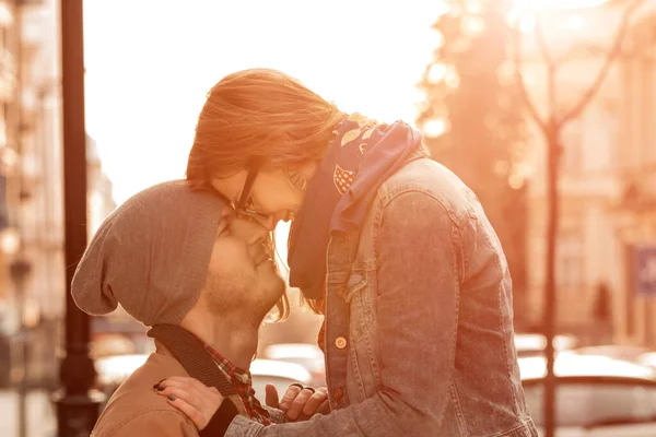 Happy Smiley Couple Enjoying Street — Stock Photo, Image