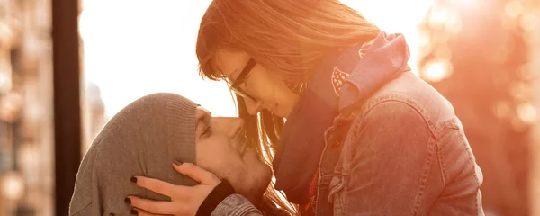 Feliz Pareja Sonriente Disfrutando Calle —  Fotos de Stock