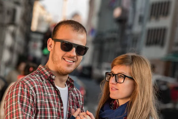 Feliz Pareja Sonriente Disfrutando Calle —  Fotos de Stock