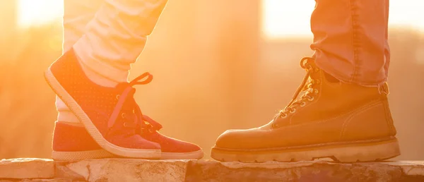 Silhouetten Der Beine Eines Paares Bei Sonnenuntergang Sonnenaufgang — Stockfoto