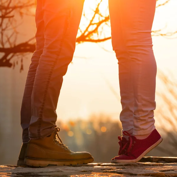 Silhouetten Der Beine Eines Paares Bei Sonnenuntergang Sonnenaufgang — Stockfoto