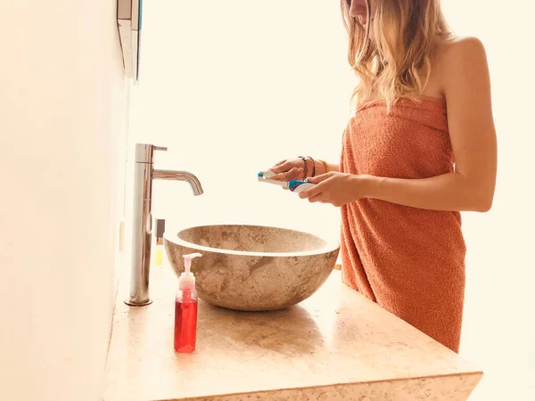 Femme Utilisant Une Brosse Dents Dans Une Salle Bain Éclairée — Photo