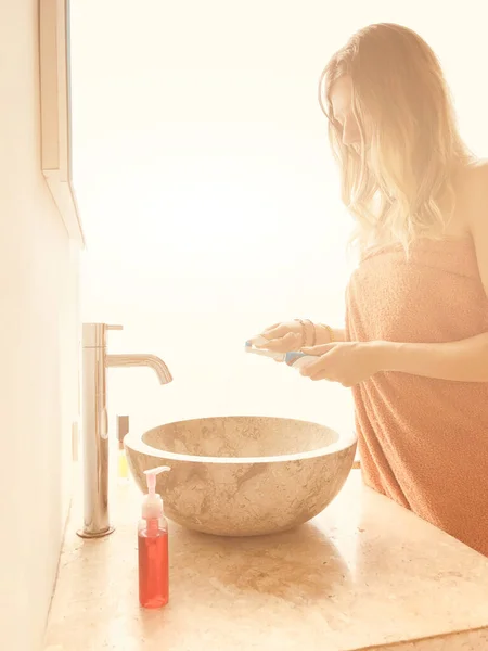 Mulher Usando Escova Dentes Banheiro Iluminado Brilhante — Fotografia de Stock