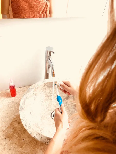 Femme Utilisant Une Brosse Dents Dans Une Salle Bain Éclairée — Photo