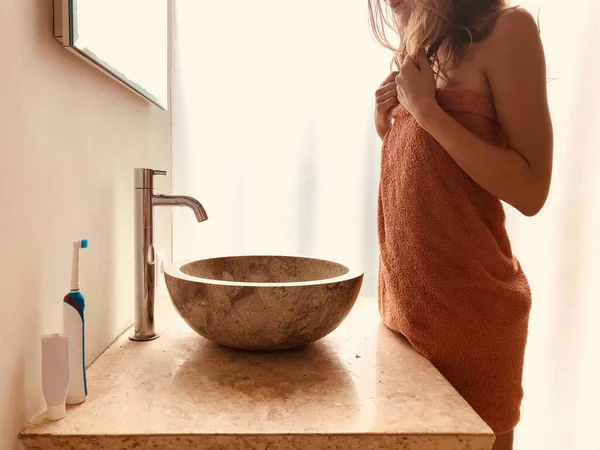 Mujer Joven Mirando Espejo Baño —  Fotos de Stock