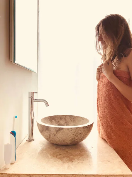 Mujer Joven Mirando Espejo Baño — Foto de Stock