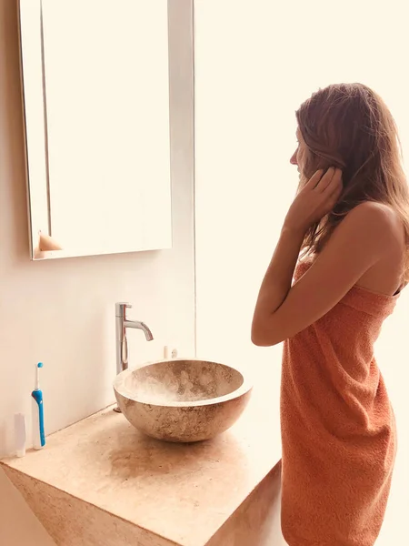 Giovane Donna Che Guarda Specchio Bagno — Foto Stock