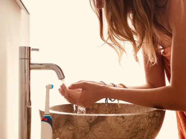 Femme Lavant Visage Avec Eau Matin — Photo