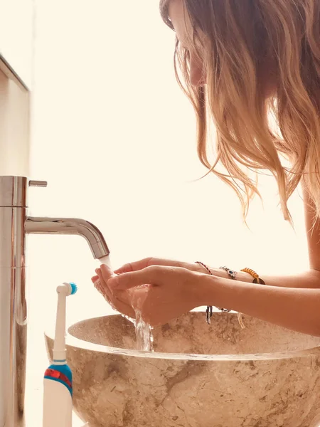Mulher Lavando Rosto Com Água Pela Manhã — Fotografia de Stock