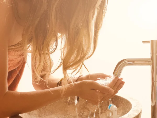 Vrouw Wassen Haar Gezicht Met Water Ochtend — Stockfoto