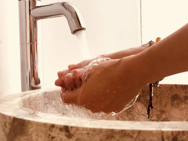 Femme Lave Les Mains Dans Lavabo Salle Bain — Photo