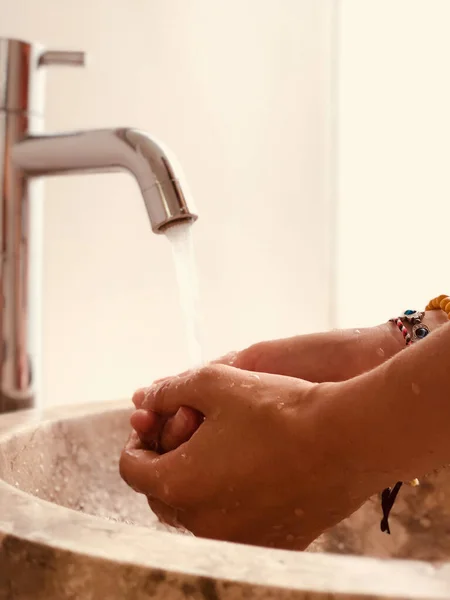 Femme Lave Les Mains Dans Lavabo Salle Bain — Photo