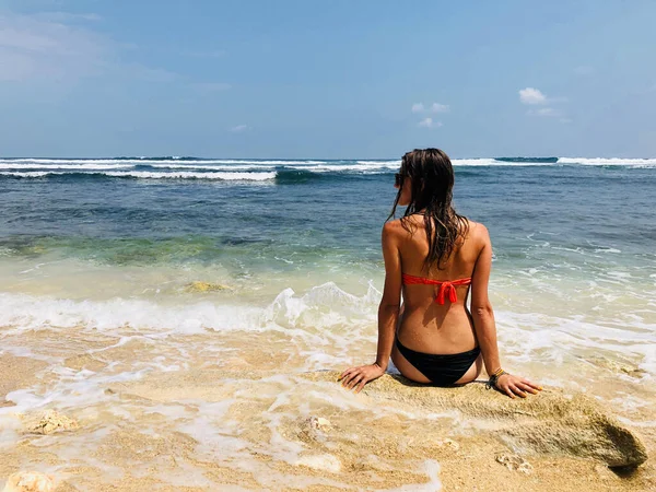 Mujer Joven Disfrutando Del Verano Océano Agua Mar — Foto de Stock