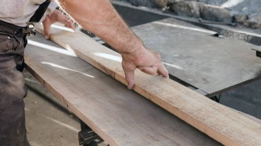 Klasik elektrikli elektrikli testere kullanan marangoz..