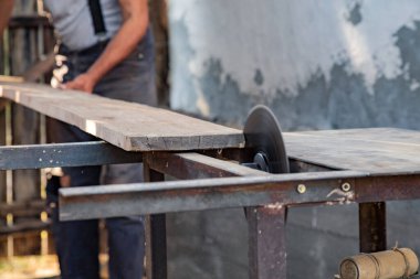 Klasik elektrikli elektrikli testere kullanan marangoz..