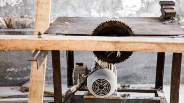 Marangozluk işi için dairesel elektrikli testere masası.