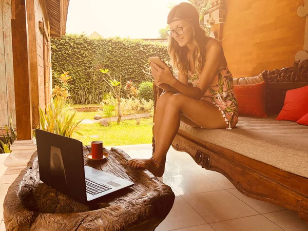Jovem Freelance Moderno Usando Celular Laptop Beber Café Sofá Terraço — Fotografia de Stock
