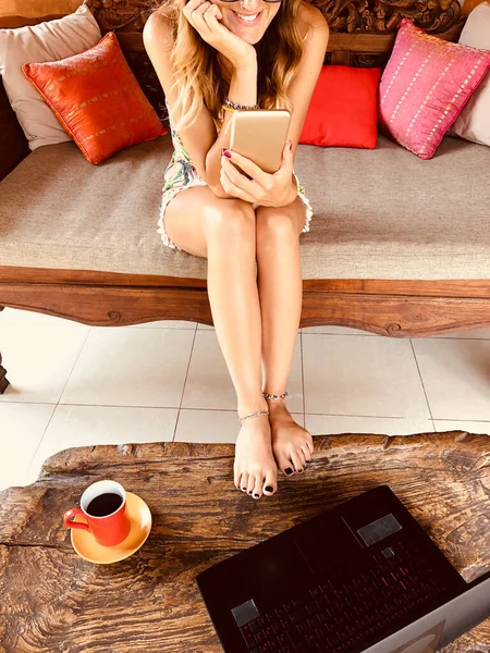 Moderna Giovane Donna Freelance Che Usa Cellulare Laptop Beve Caffè — Foto Stock