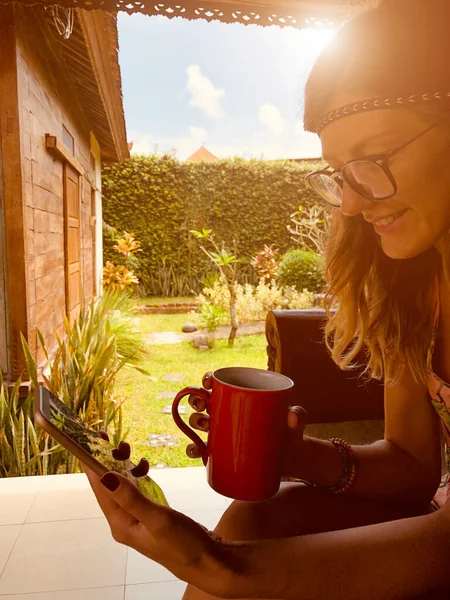 Moderne Jonge Vrouw Met Behulp Van Mobiele Telefoon Het Drinken — Stockfoto