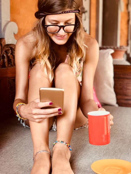 Moderne Jonge Vrouw Met Behulp Van Mobiele Telefoon Het Drinken — Stockfoto