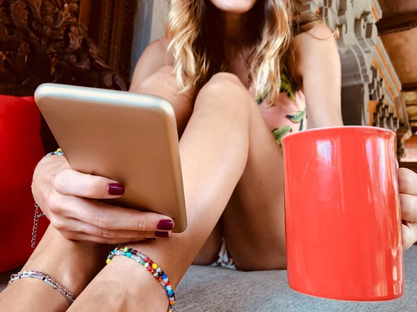 Jovem Mulher Moderna Usando Celular Beber Café Sofá Terraço — Fotografia de Stock