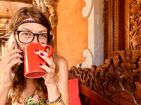 Moderna Giovane Donna Che Usa Cellulare Beve Caffè Divano Terrazza — Foto Stock