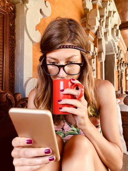 Mujer Joven Moderna Usando Teléfono Celular Tomando Café Sofá Terraza — Foto de Stock