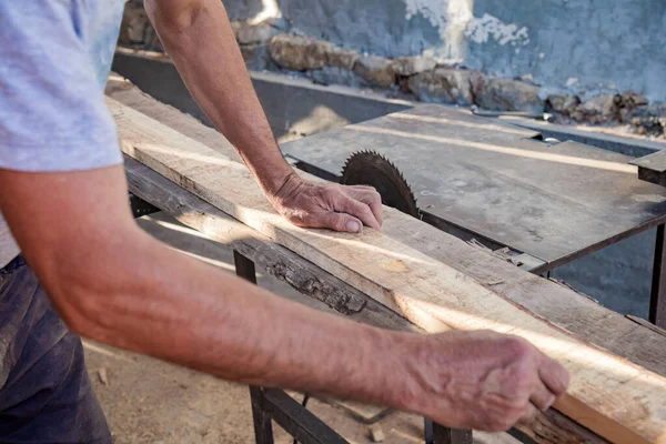 Charpentier Utilisant Une Scie Circulaire Électrique Vintage — Photo