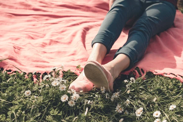 Genç bayan parkta eğleniyor..