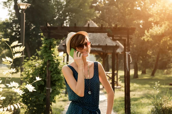 Jonge Vrouw Met Smartphone Het Park — Stockfoto