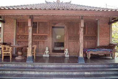 Bali geleneksel evi, terası ve yerleşkesi var..