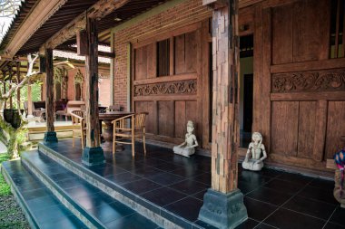 Bali geleneksel evi, terası ve yerleşkesi var..