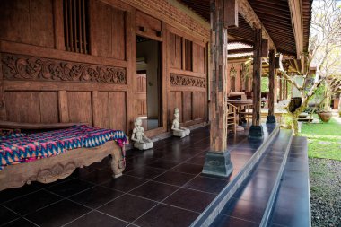 Bali geleneksel evi, terası ve yerleşkesi var..