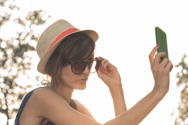 Νεαρή Γυναίκα Που Χρησιμοποιεί Smartphone Στο Πάρκο — Φωτογραφία Αρχείου