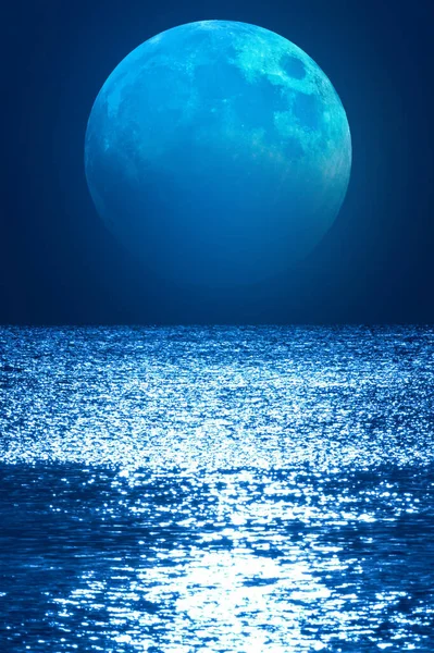 수평선 떠오르는 보름달 — 스톡 사진