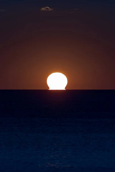 Okyanus Ufkunda Tropikal Renklerde Gün Doğumu Günbatımı — Stok fotoğraf