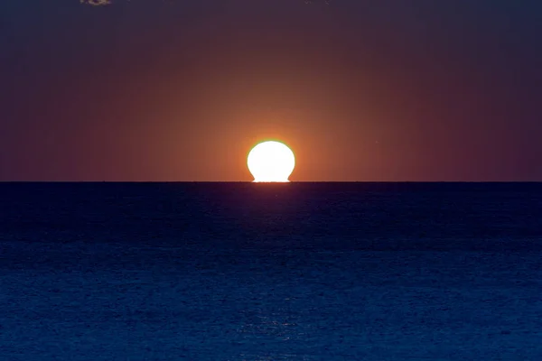 Salida Puesta Del Sol Sobre Horizonte Oceánico Colores Tropicales —  Fotos de Stock