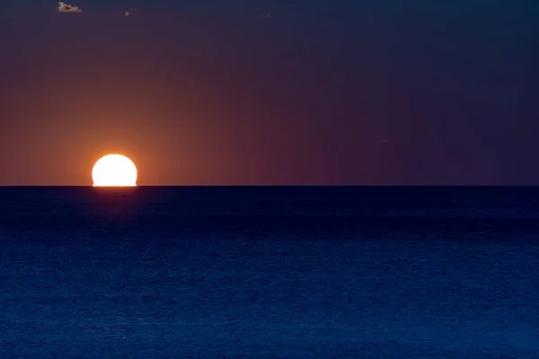 Nascer Sol Pôr Sol Sobre Horizonte Oceânico Cores Tropicais — Fotografia de Stock