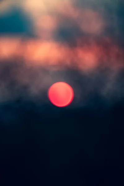 地平線のすぐ上に集光太陽 背景のためのフォーカス画像の自然 — ストック写真