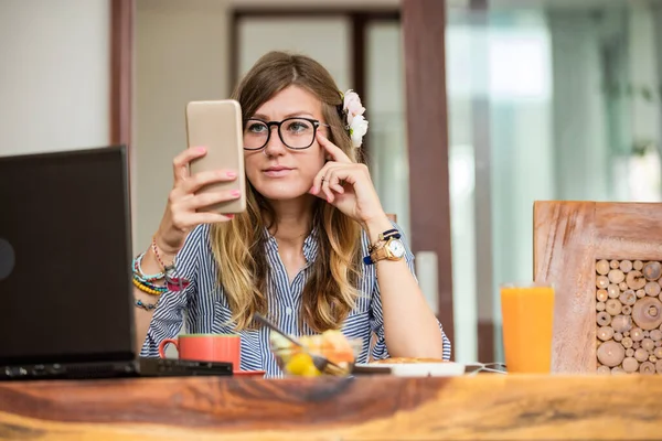 Mujer Usando Laptop Celular Casa Durante Desayuno Concepto Freelancing —  Fotos de Stock