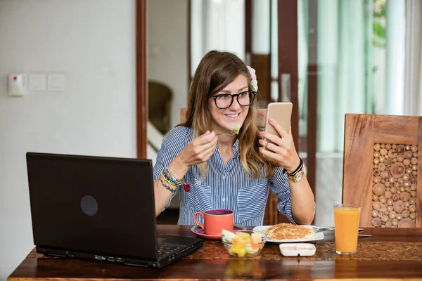 Vrouw Die Thuis Laptop Mobiele Telefoon Gebruikt Tijdens Het Ontbijt — Stockfoto