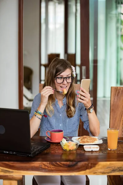 Vrouw Die Thuis Laptop Mobiele Telefoon Gebruikt Tijdens Het Ontbijt — Stockfoto