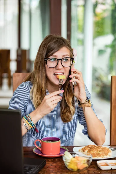 Vrouw Die Thuis Laptop Mobiele Telefoon Gebruikt Tijdens Het Ontbijt — Stockfoto