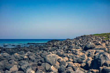 Uzak bir ada cenneti Egzotik canlı renklerle.